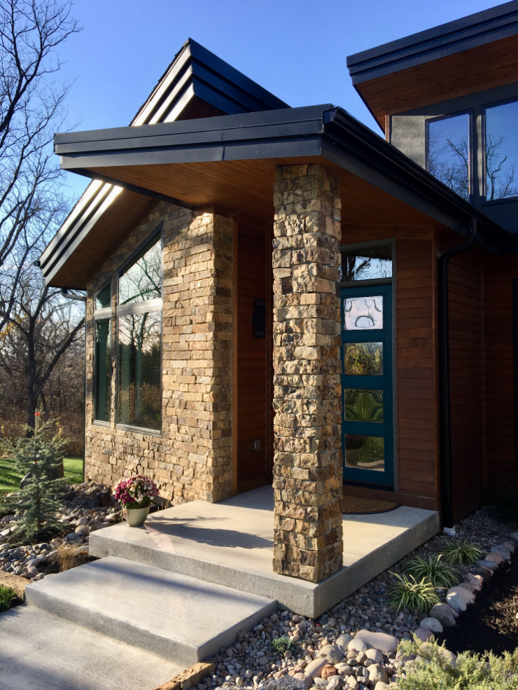 Exterior home pillars with Autumn Haze veneer