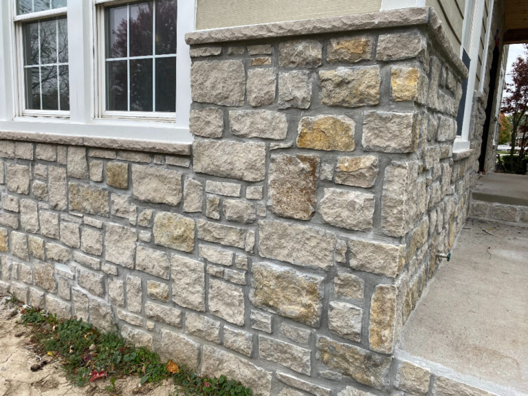Close up photo of Dove Gray Random Ashlar Veneer on a home exterior