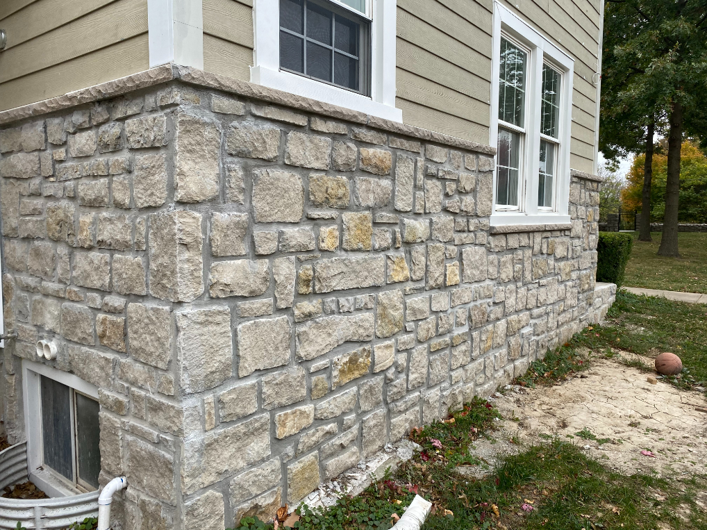 Dove Gray Random Ashlar Veneer on a home exterior with a rustic style