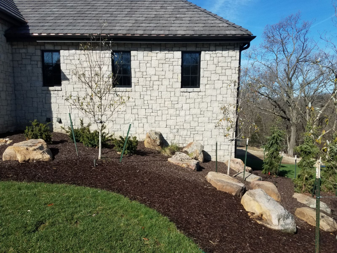 Dove Gray Random Ashlar Veneer on a home exterior